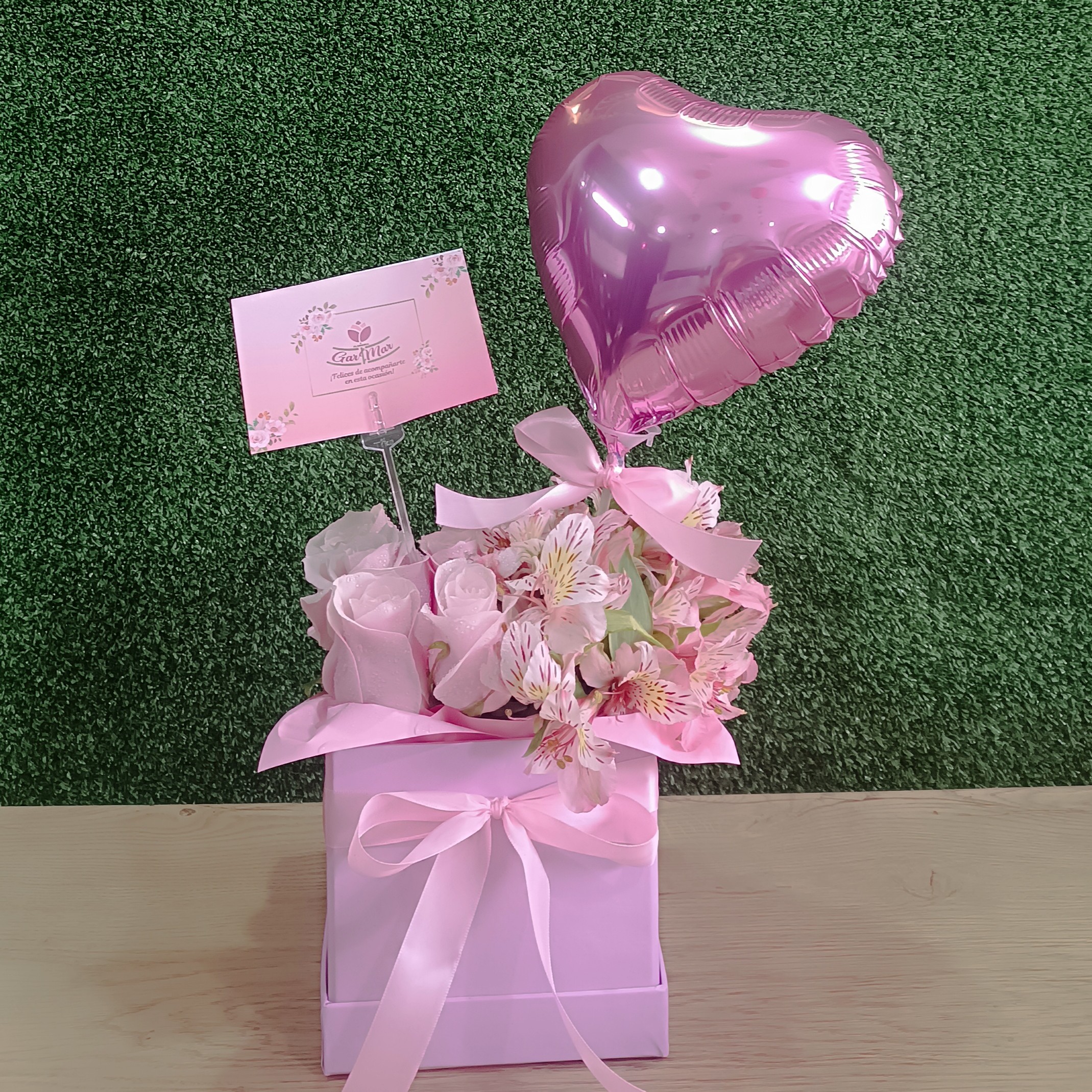 Garmar-Floreria-Box-Gabriela-rosas-rosadas-Blancas-Globos-Amor-Cumpleaños-dia-de-la-mujer-001