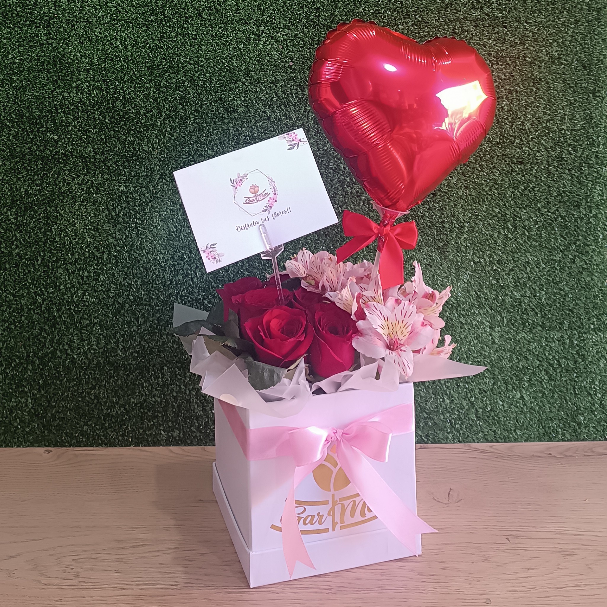 Garmar-Floreria-Box-Patricia-rosas-rojas-Blancas-Globos-Amor-Cumpleaños-dia-de-la-mujer-001